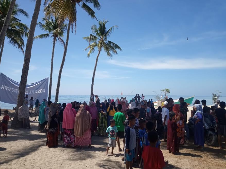 puluhan-nelayan-pulau-kodingareng-berkumpul-di-tepi-pantai-saat-aksi-penolakan-tambang-pasir.jpg