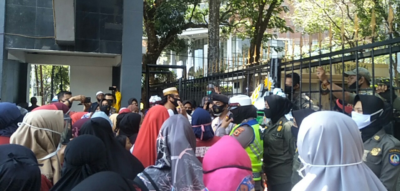 Tolak Tambang Pasir, Nelayan Pulau Kodingareng Kembali Unjuk Rasa di Depan Kantor Gubernur Sulsel