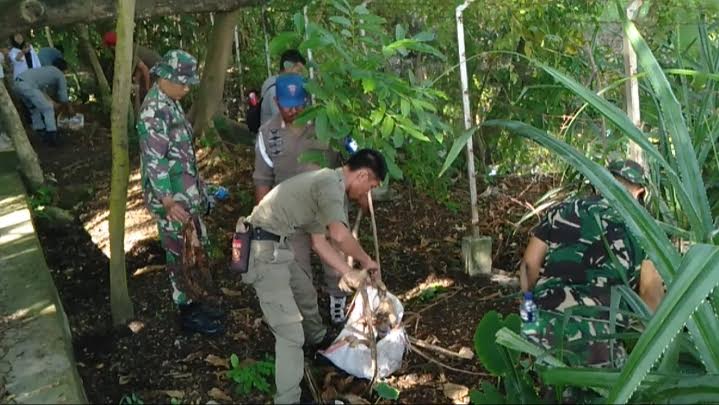 puluhan-personel-gabungan-dari-tni-polri-satpol-pp-dan-masyarakat.jpg