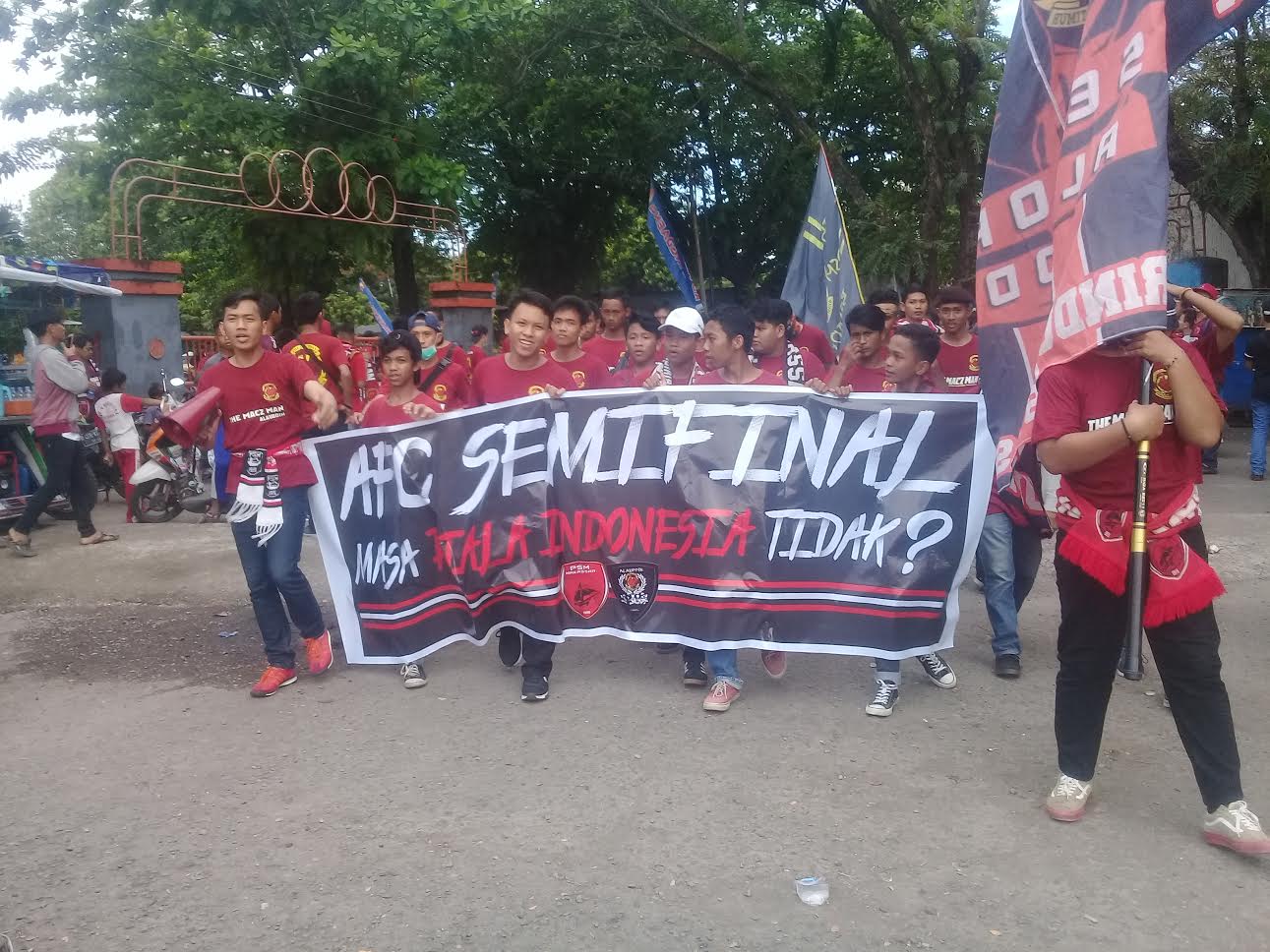 puluhan-supporter-psm-makassar.jpg