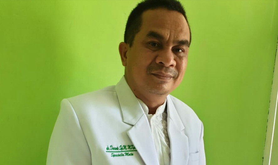 putra-bajeng-gowa-darwis-makka-yang-menekuni-profesi-dokter-spesialis-mata.jpg