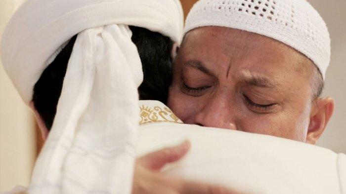 putra-ustadz-arifin-ilham-bergetar-hari-temukan-benda-ini-di-baju-ayahnya-setelah-2-hari-wafatnya.jpg