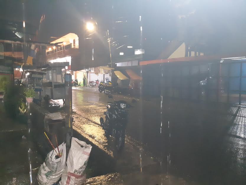 rantepao-diguyur-hujan-di-malam-pergantian-tahun-baru-rabu-01012020.jpg