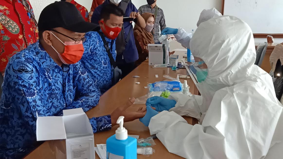 rapid-tes-massal-di-gedung-dprd-sulbar-2.jpg
