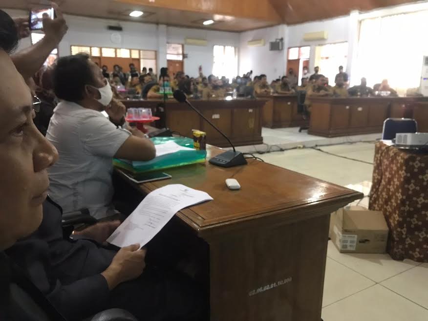 ratusan-kades-di-kabupaten-bulukumba-mendatangi-kantor-dprd.jpg
