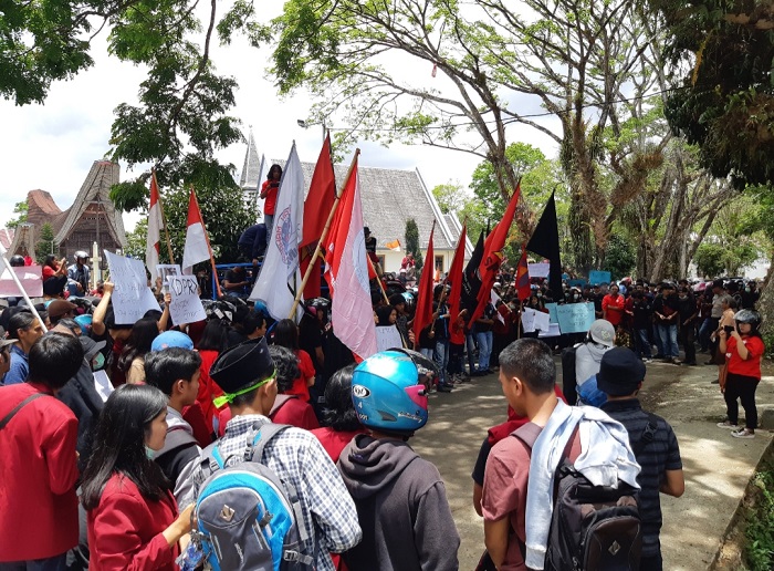 ratusan-mahasiswa-memadati-depan-kantor-dprd-toraja-utara.jpg