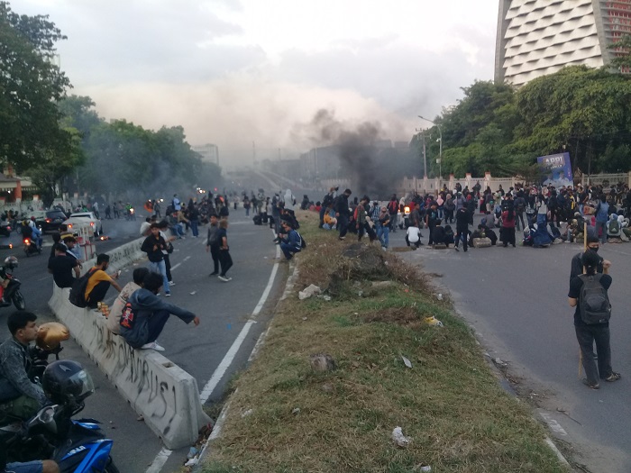 BREAKING NEWS: Tolak Omnibus Law, Ratusan Mahasiswa Blokade Jl AP Pettarani Depan UNM