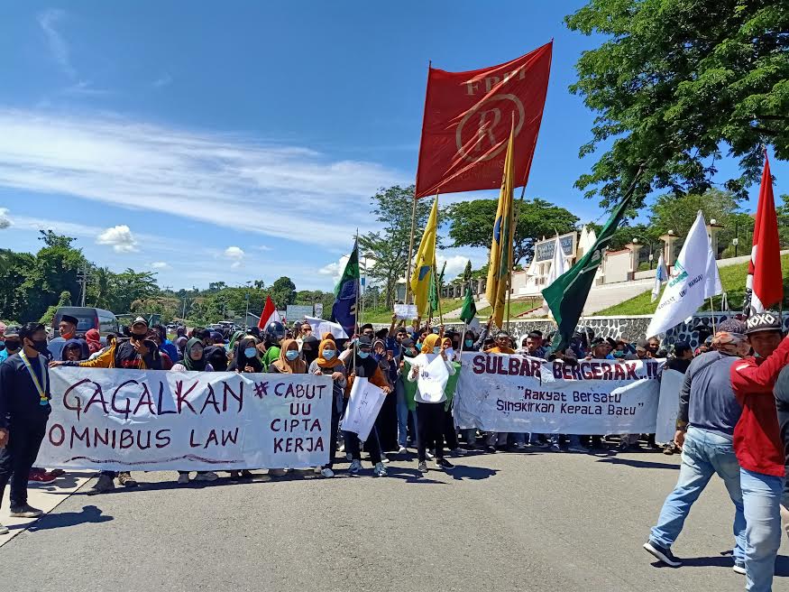 ratusan-mahasiswa-yang-tergabung-dalam-aliansi-sulbar-bergerak-kembali-turun-ke-jalan-senin.jpg