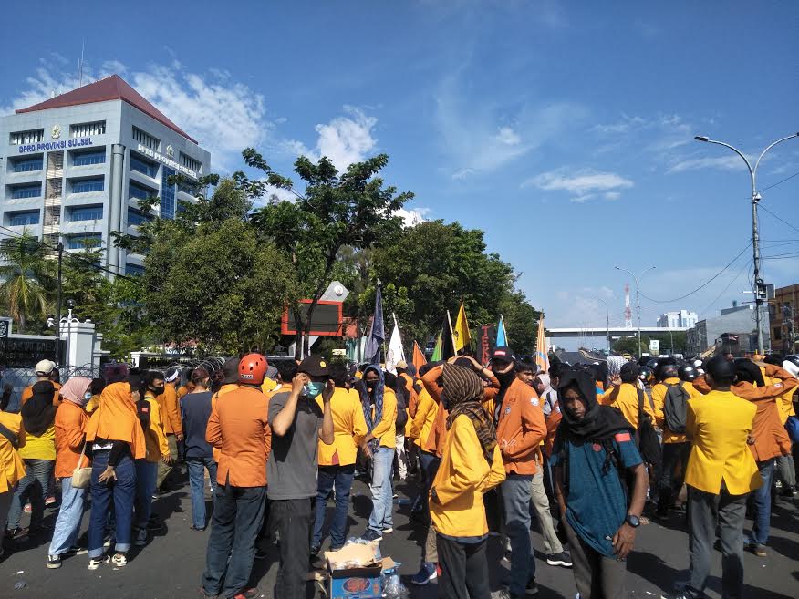 ratusan-massa-aksi-tolak-omnibus-law-di-depan-kantor-drrd-sulsel-13102020.jpg