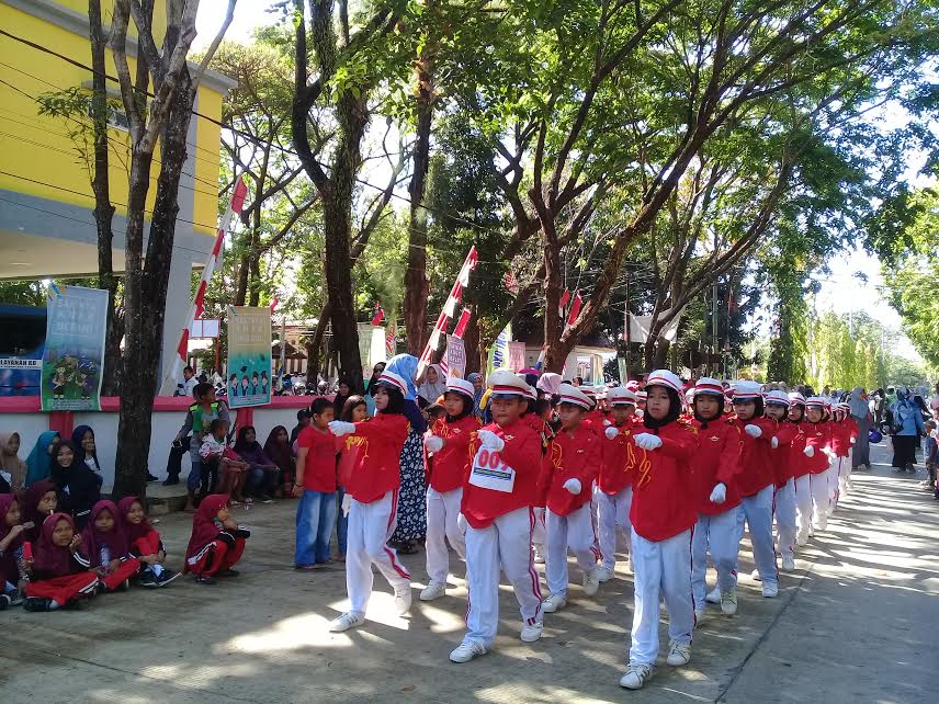 ratusan-pelajar-di-kabupaten-pangkep-mengikuti-lomba-gerak-jalan_20180815_111907.jpg