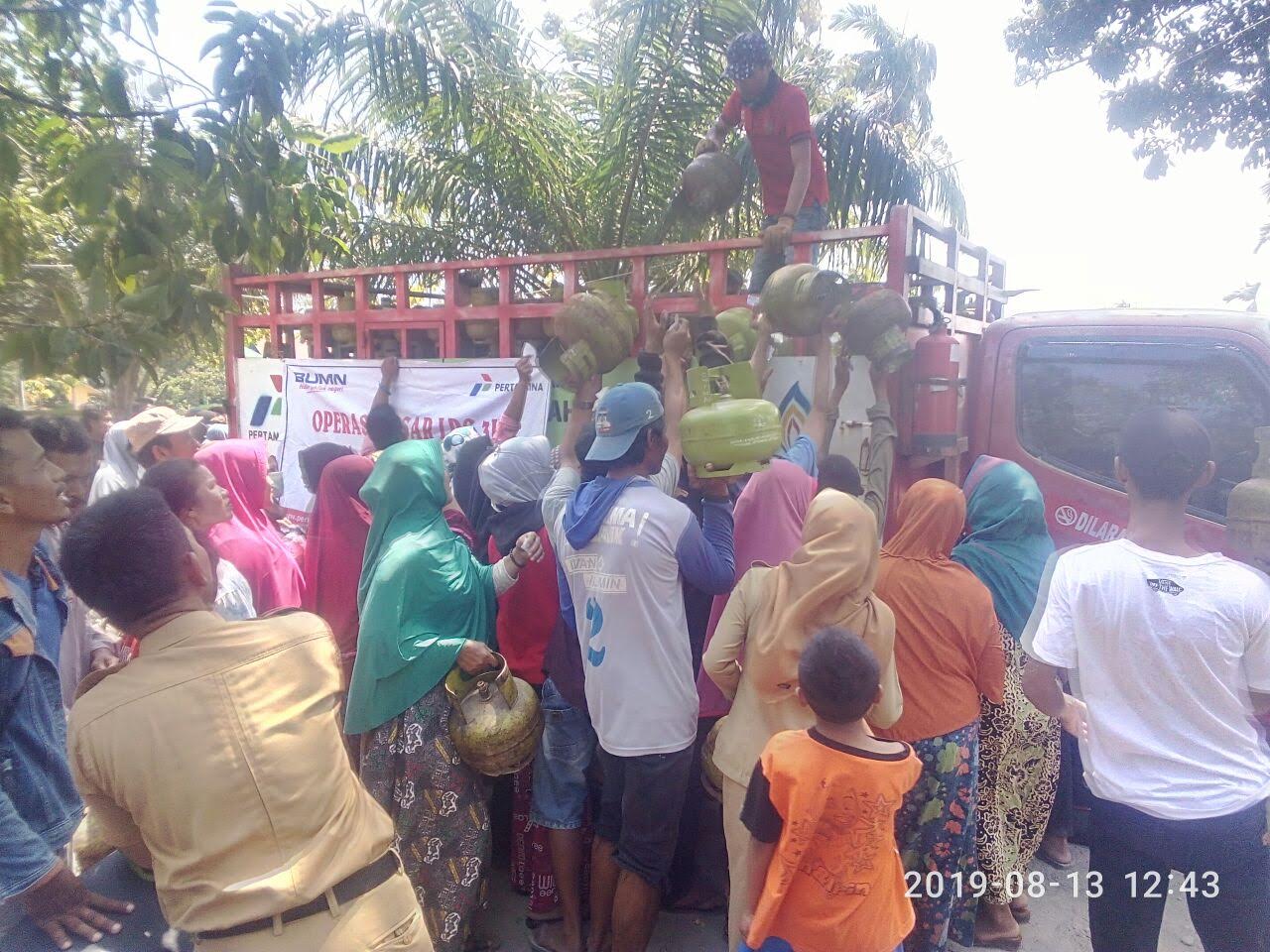 Operasi Pasar di Kantor Camat Duampanua Pinrang, Warga Lakukan ini Demi Dapat Tabung