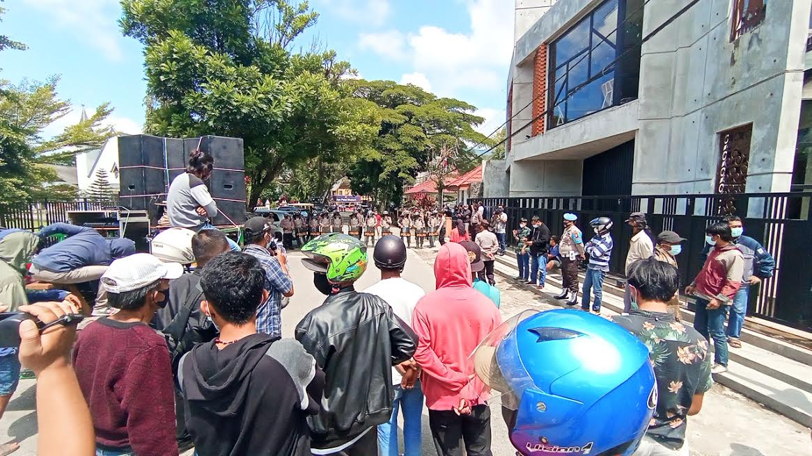 Legislator Golkar Dituding Selingkuhi Wanita Bersuami, Ratusan Warga Seruduk Kantor DPRD Torut