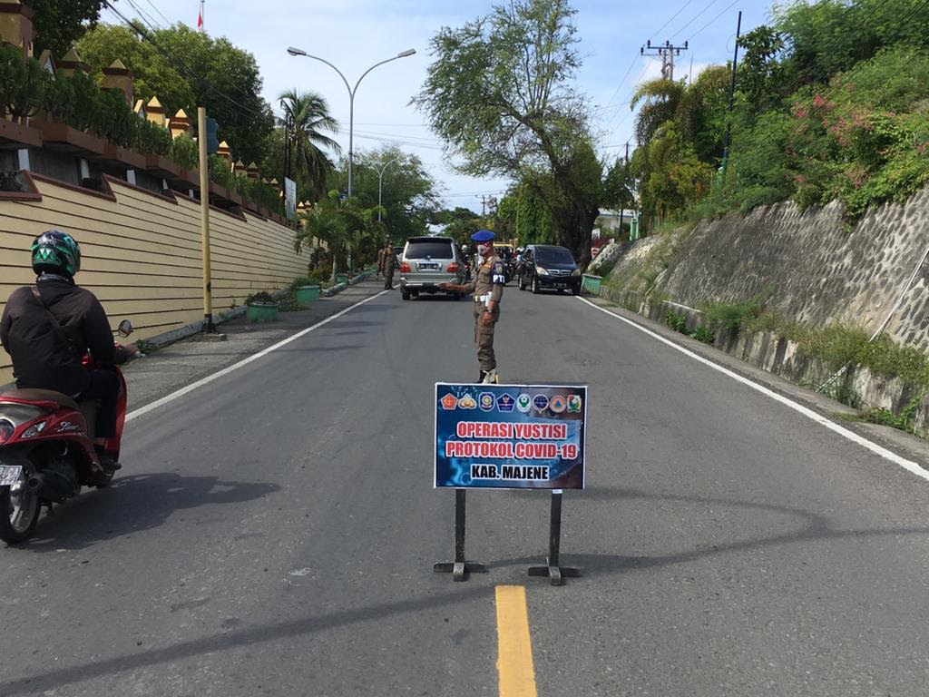 Tak Pakai Masker, Pengendara di Majene Dihukum Kerja Bakti Hingga Push Up