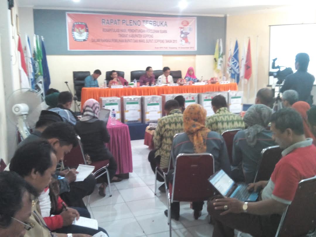 rekapitulasi-di-kantor-kpu-soppeng_20151216_194739.jpg