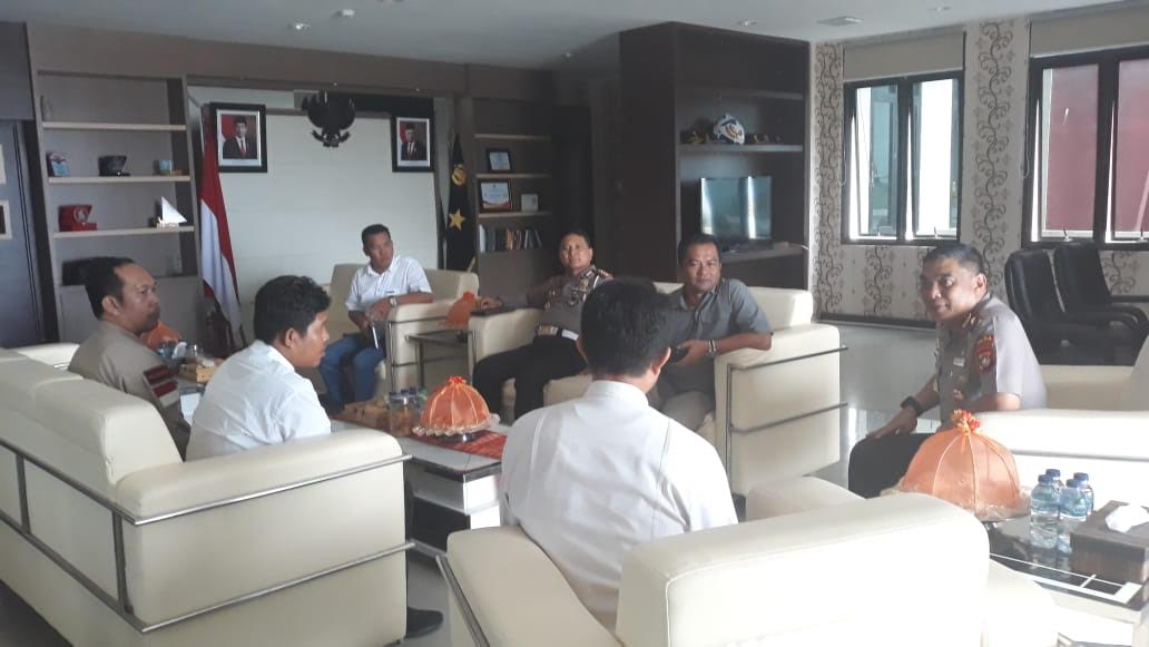 rektor-unika-sahril-saat-diterima-kapolda-sulbar-brigjen-pol-eko-budi-sampurno-di-ruangan-kerjanya.jpg