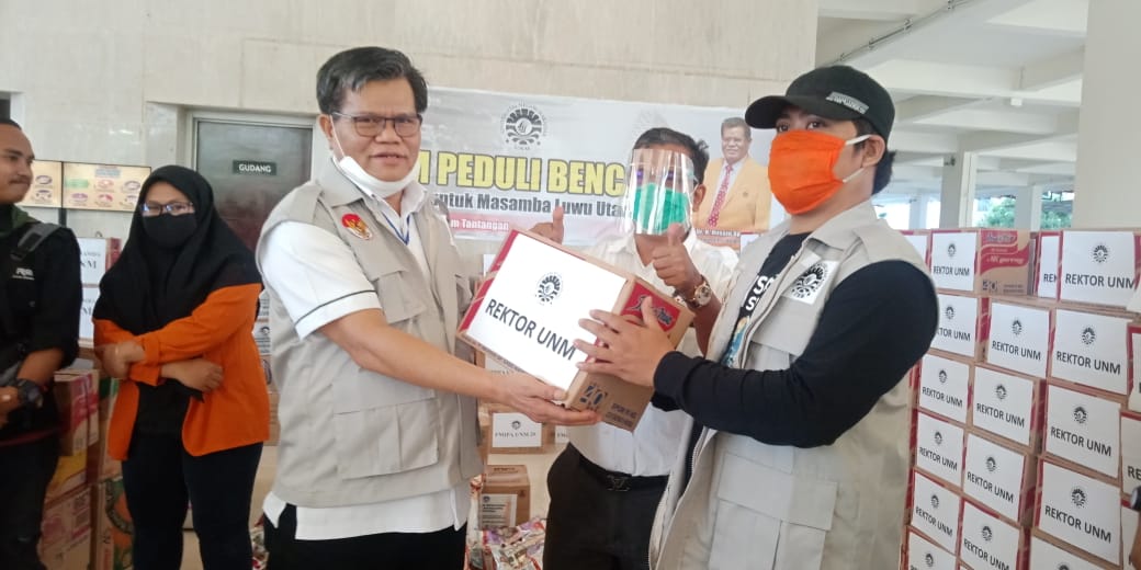rektor-unm-prof-husain-syam-saat-menyerahkan-bantuan.jpg