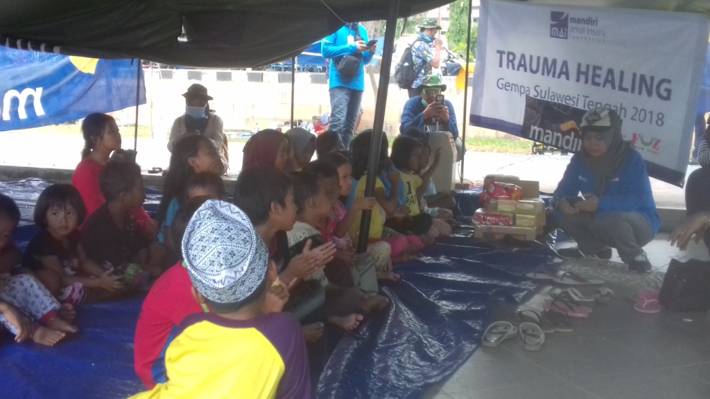 relawan-melakukan-proses-trauma-healing-kepada-anak-anak-korban-bencana-palu-dan-donggala_20181009_115845.jpg