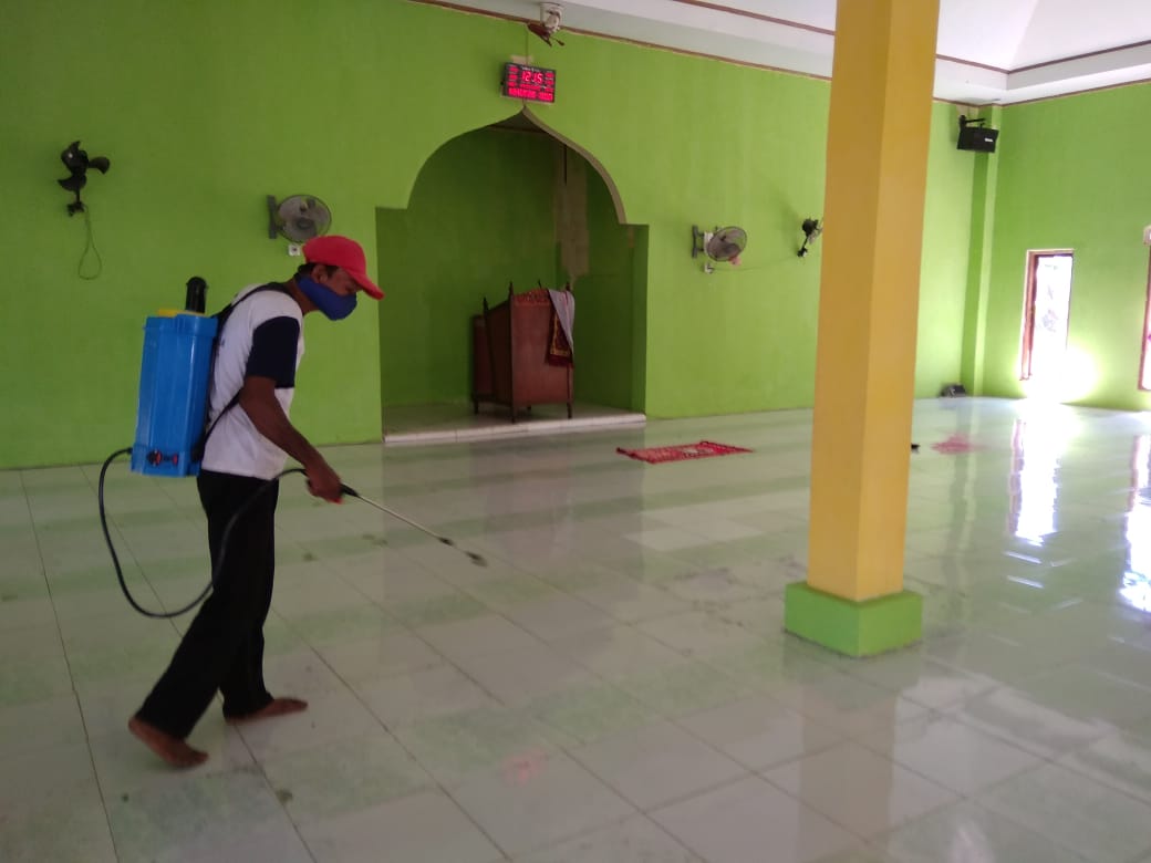 relawan-menyemprotkan-cairan-disinfektan-kepada-semua-masjid-di-desa-popo.jpg