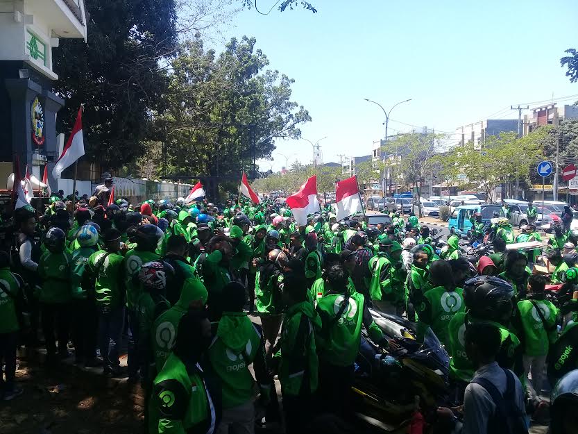 ribuan-driver-ojek-online-berunjukrasa-di-depan-kantor-gubernur-sulsel.jpg