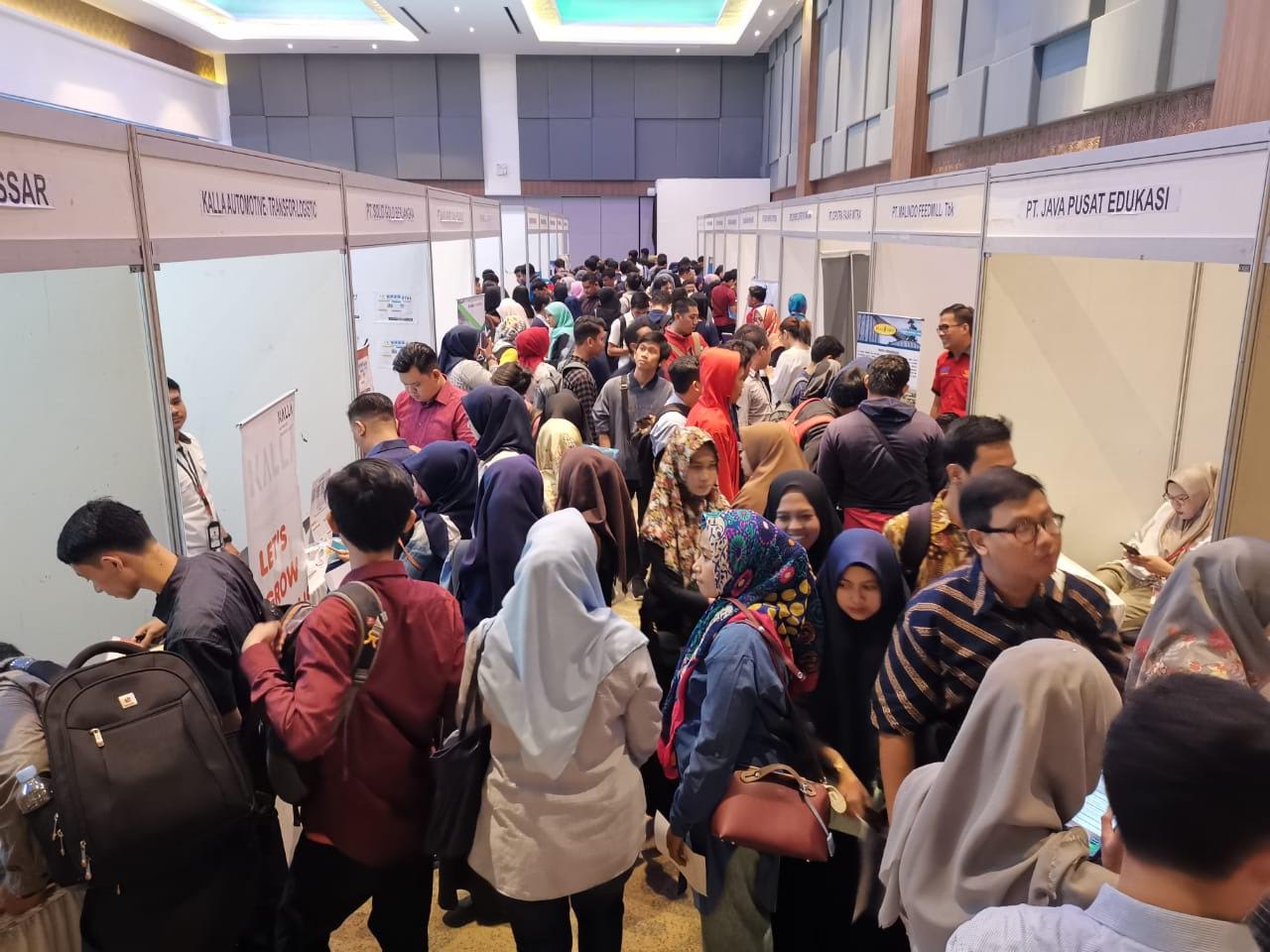 ribuan-orang-tengah-memadati-lokasi-job-fair-di-hotel-four-points.jpg