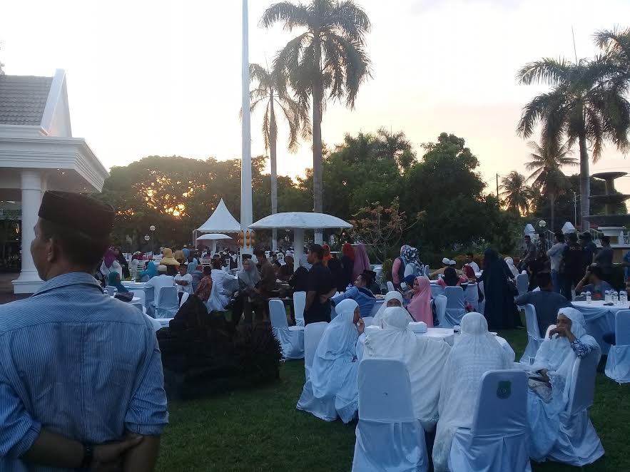 ribuan-warga-menghadiri-buka-puasa-bersama-bupati-sidrap-rusdi-masse-rms_20180605_202322.jpg