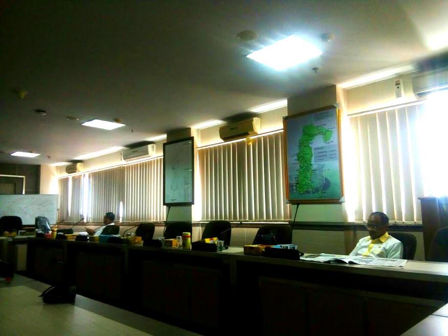 Tunggu Rapat, Rahmansyah dan Kadir Halid Duduk Berjauhan