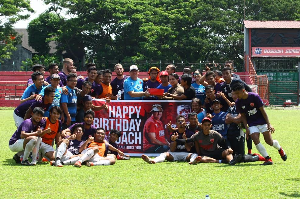 HUT ke-64, Robert Alberts Dapat Kejutan dari Pemain dan Official PSM