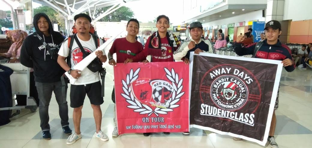 rombongan-suporter-red-gank-berangkat-ke-balikpapan-melalui-jalur-udara_20181019_094813.jpg