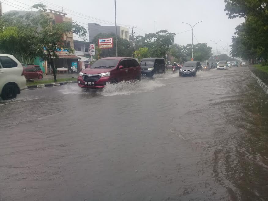 ruas-jalan-di-depan-kantor-gubernur-sulsel-prof-nurdin-abdullah-terendam-air.jpg