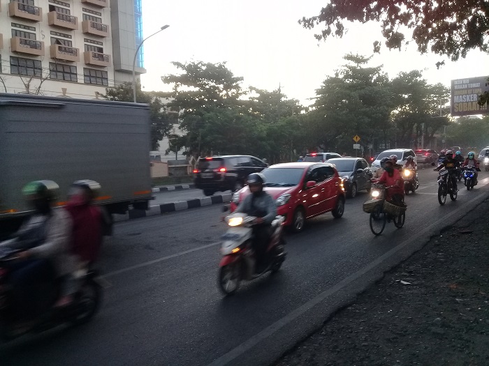 ruas-jalan-sultan-alauddin-depan-kampus-uinam-kembali-normal-senin-12102020-sore.jpg