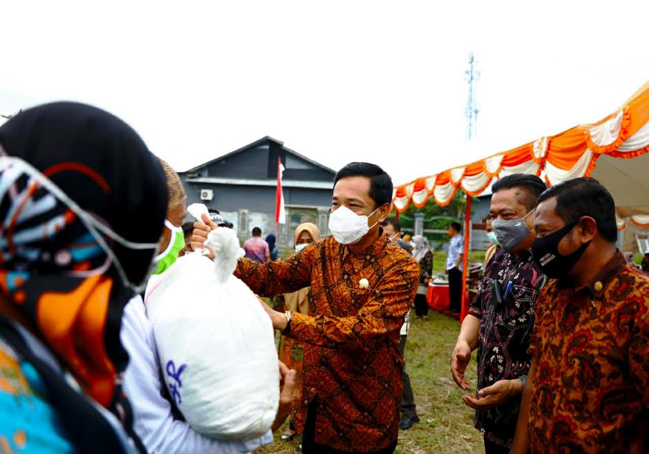 rudy-djamaluddin-saat-membagikan-bantuan-ke-petani-dan-nelayan.jpg