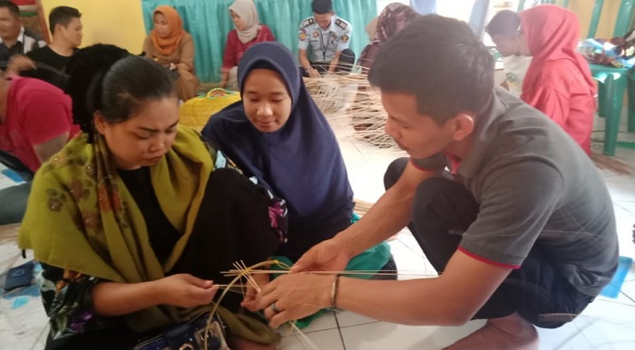 Napi Rutan Majene Ajarkan Kerajinan ke Warga Polman