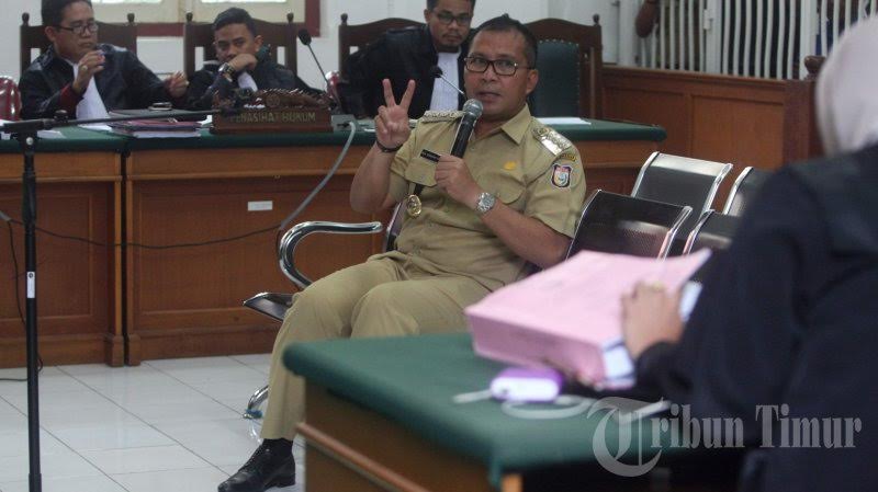 Pakai Baju Dinas, Danny Pomanto Bersaksi di Pengadilan Tipikor Makassar - sak2f_20171016_213238.jpg