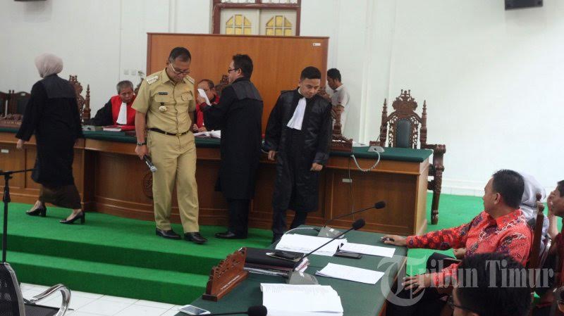 Pakai Baju Dinas, Danny Pomanto Bersaksi di Pengadilan Tipikor Makassar - sak5f_20171016_213231.jpg