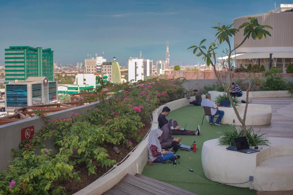 salah-satu-fasilitas-publik-nipah-mall-rooftop-garden-1092020.jpg