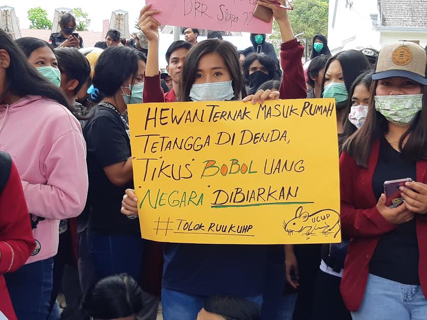 salah-satu-mahasiswi-uki-toraja-memegang-poster-penolakan-ruu-kuhp1.jpg