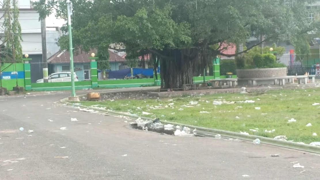 sampah-berserakan-di-lapangan-andi-makkasau-kota-parepare-rabu-112020.jpg