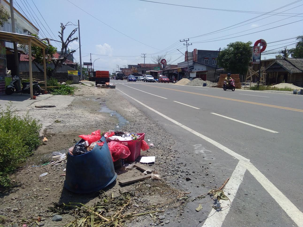 sampah-di-jl-jenderal-ahmad-yani-kelurahan-kappuna.jpg