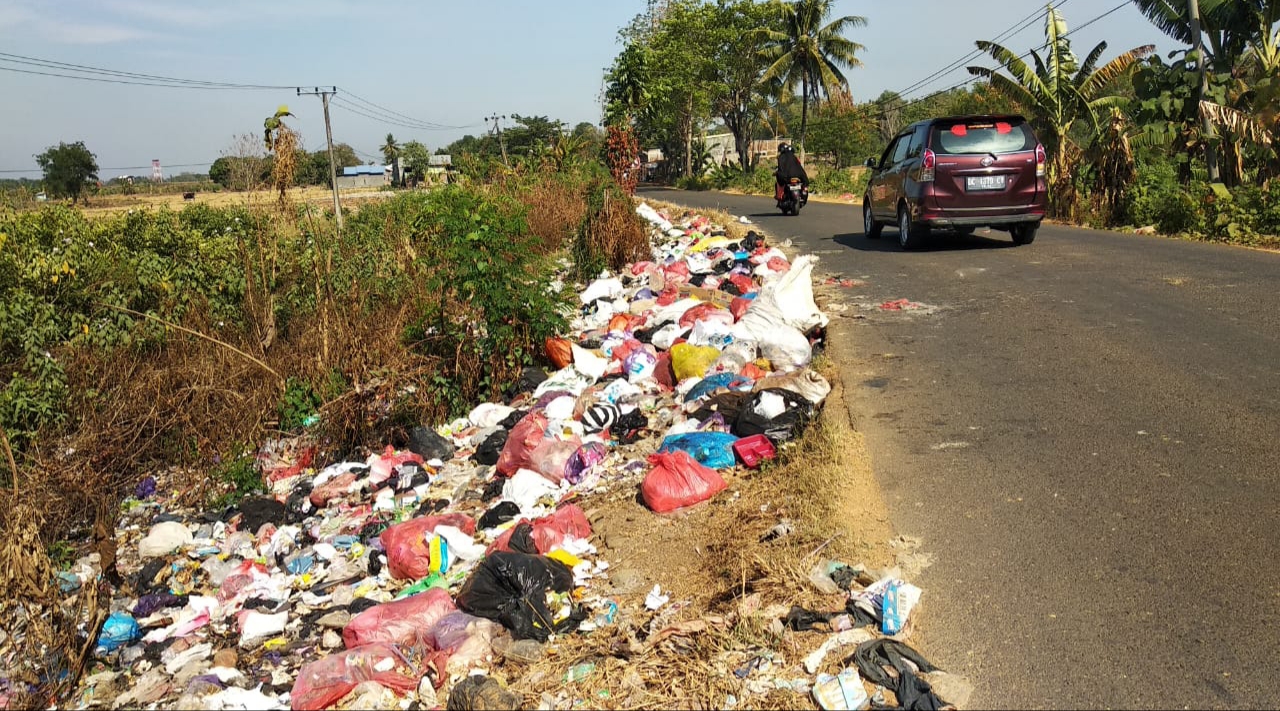 Warga Keluhkan Sampah Busuk Berserakan di Jalan Poros Kariango Maros