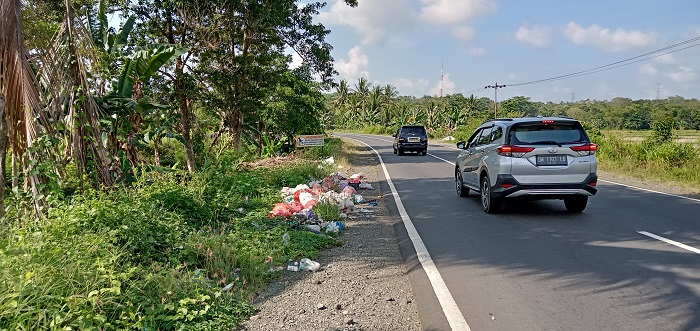 sampah-di-pinggir-jl-poros-palopo-makassar-tepatnya-di-desa-lauwa.jpg