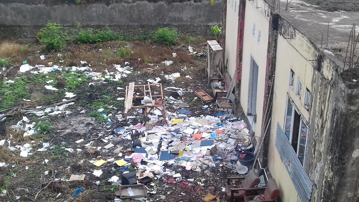 sampah-numpuk-di-kantor-dispora-luwu_20171117_220624.jpg