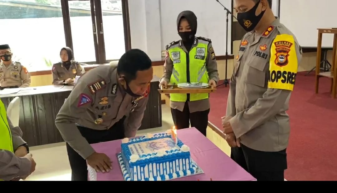 sat-lantas-polres-enrekang-melaksanakan-syukuran-di-hari-lalu-lintas-bhayangkara-ke-65.jpg