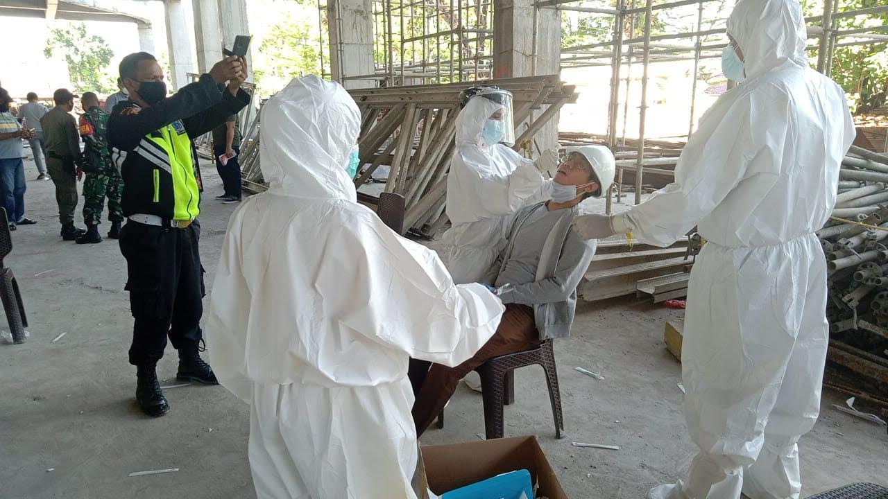 satgas-covid-hunter-melakukan-swab-pcr-massal-terhadap-ke-238-pekerja-apartemen-31.jpg