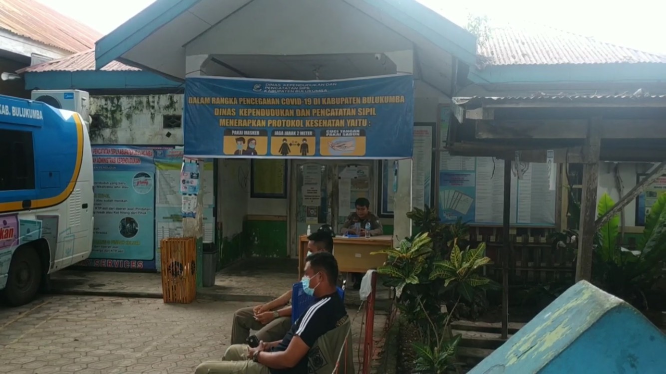 satpol-pp-bulukumba-berjaga-di-kantor-disdukcapil-bulukumba.jpg