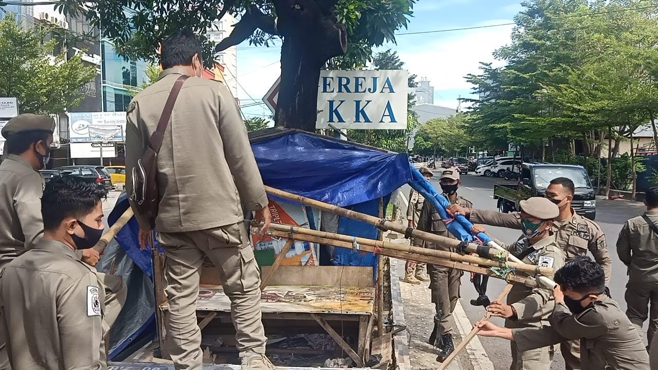 satpol-pp-kota-makassar-melakukan-penertiban-terhadap-lapak-pedagang-kaki-lima-pkl2.jpg