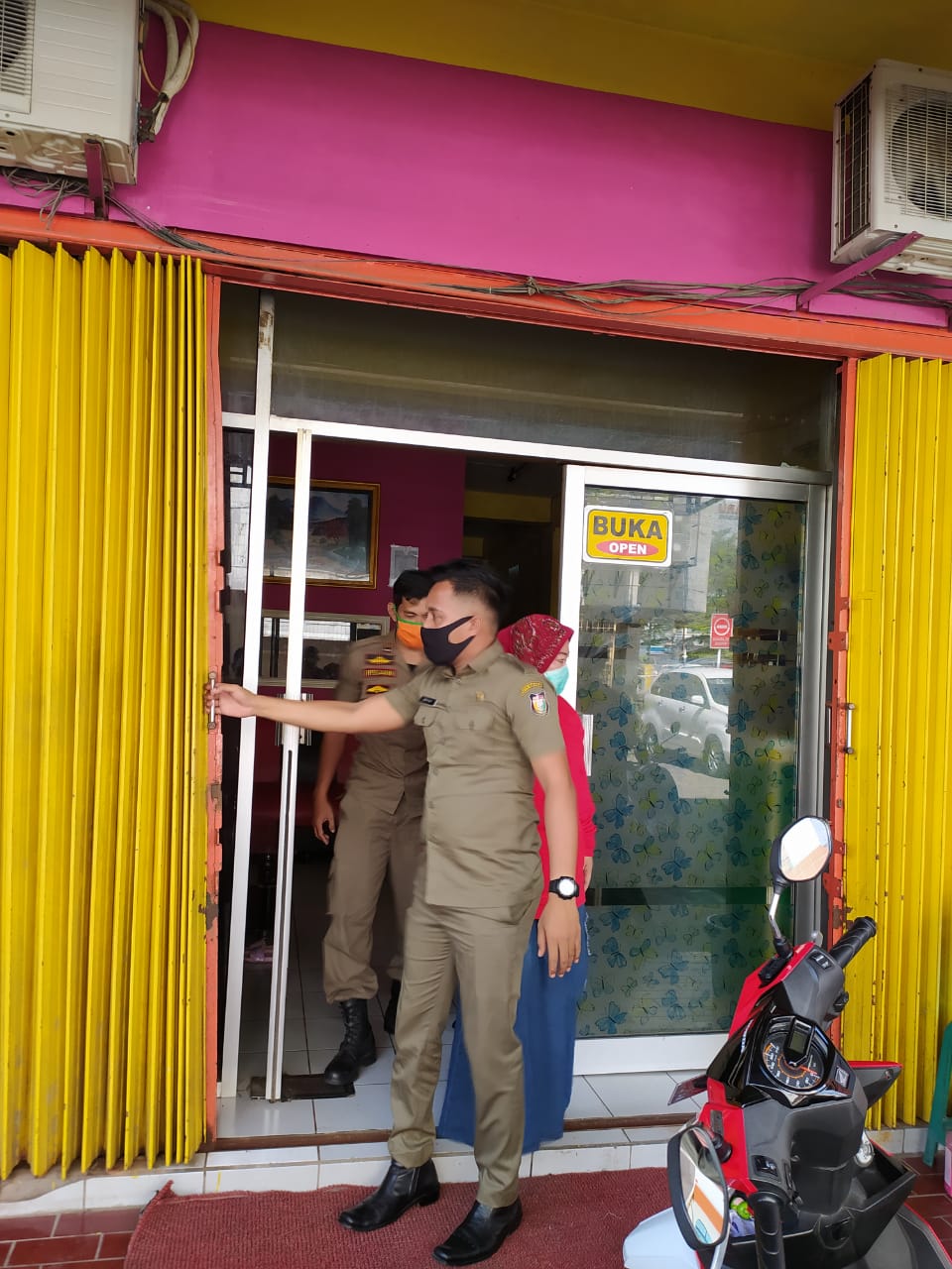 Nekat Beroperasi di Tengah Wabah Covid-19, Satpol PP Makassar Razia Panti Pijat