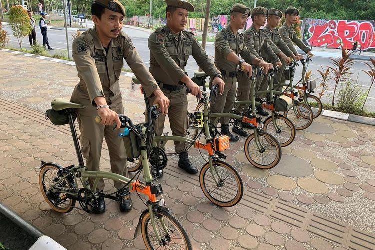 satpol-pp-makassar-pakai-sepeda-brompton.jpg