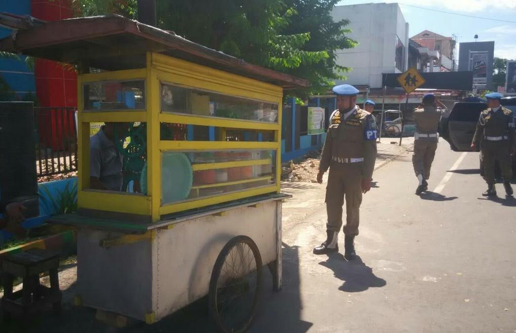 Satpol PP Tertibkan PKL di Bahu Jalan Pusat Kota Maros
