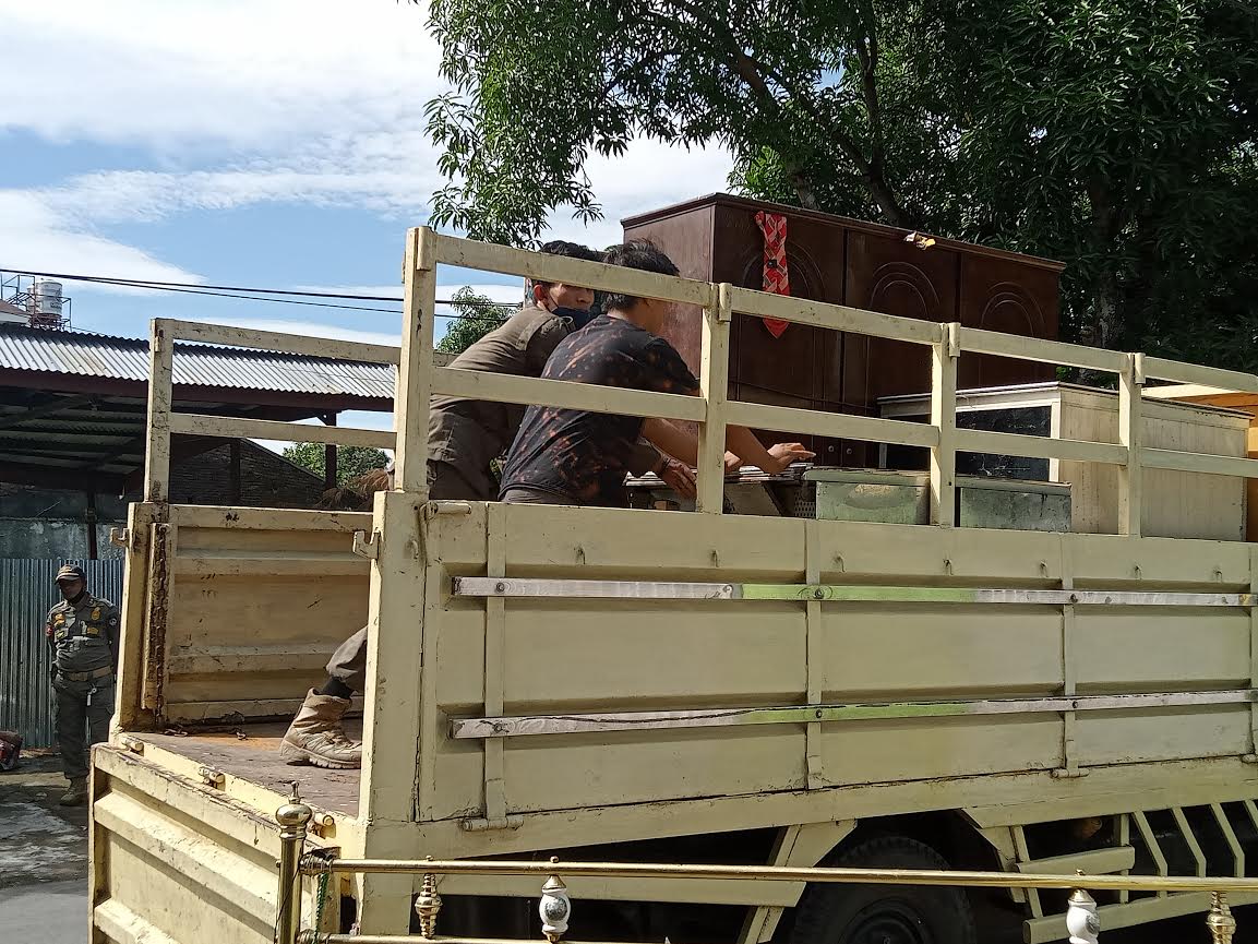 satpol-pp-sulsel-membantu-mengangkat-dan-memobilisasi-barang-milik-eks-pejabat.jpg