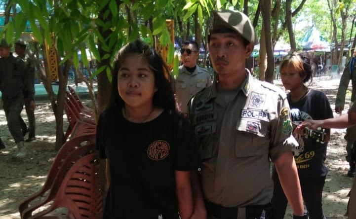 satpol-pp-tertibkan-anak-punk-di-pelataran-monumen-ganggawa-sidrap_20181022_161043.jpg